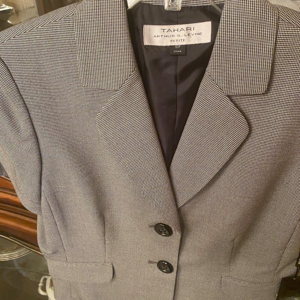 TAHARI SUIT JACKET BLACK & WHITE COLOR SIZE 10 Petite PC 1 SHORT SLEEVES